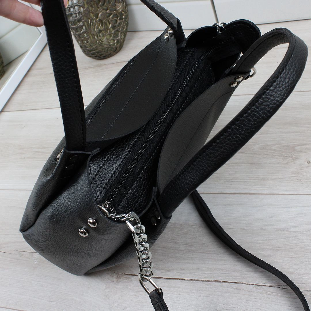 Жіноча сумка чорного кольору для роботи зі шкірозамінника